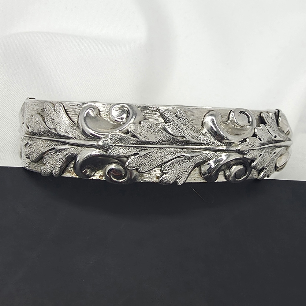Elegant Silver Leaf Bracelet - Picture 5 of 6